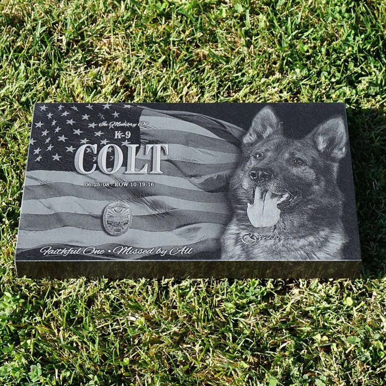 Puede incluir: Una l&aacute;pida de granito negro con una imagen grabada de un perro pastor alem&aacute;n y una bandera estadounidense. El nombre "COLT" se muestra de forma destacada, junto con las fechas "06-25-08 - EOW 10-19-16" y las palabras "Faithful One - Missed by All."