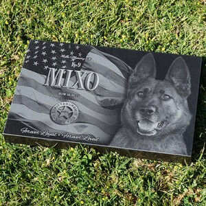 Puede incluir: Placa conmemorativa de granito negro con un retrato de pastor alem&aacute;n, una bandera estadounidense y el nombre "MILXO". Incluye el texto "Forever Loyal, Forever Loved" y una insignia de la polic&iacute;a K-9 de Pittsburgh.