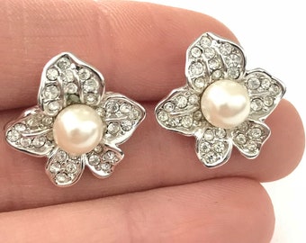 Beautiful Vintage Rhinestone and Faux Pearl Flower Earrings // Wedding Flower Stud Earrings, Wedding Pearl Crystal Earrings
