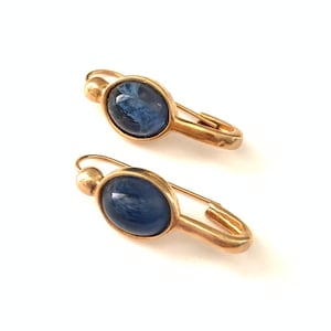 Magníficos aretes de imperdible vintage, arete de aro estrecho con cabujón azul