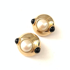 Beautiful Vintage Round Faux Pearl and Black glass Bulb Mogul Style Clip Earrings // Mogul style button earrings