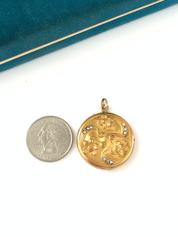 Vintage Floral Winds Flower Trio Locket, Antique … - image 3