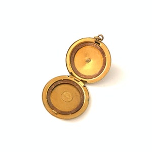 Beautiful Vintage Gold Filled Mother of Pearl Round Cameo Locket image 3
