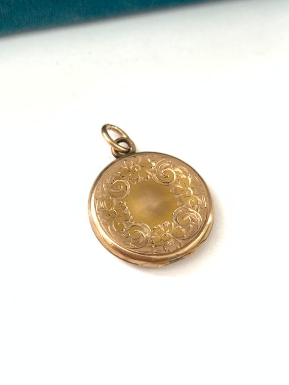 Vintage Petite Floral Medallion Locket Charm, Ant… - image 6