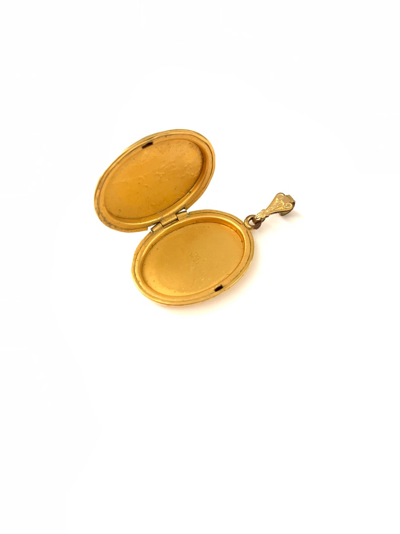Beautiful Vintage Oval Gold Filled Locket with Fluted Floral Engravings