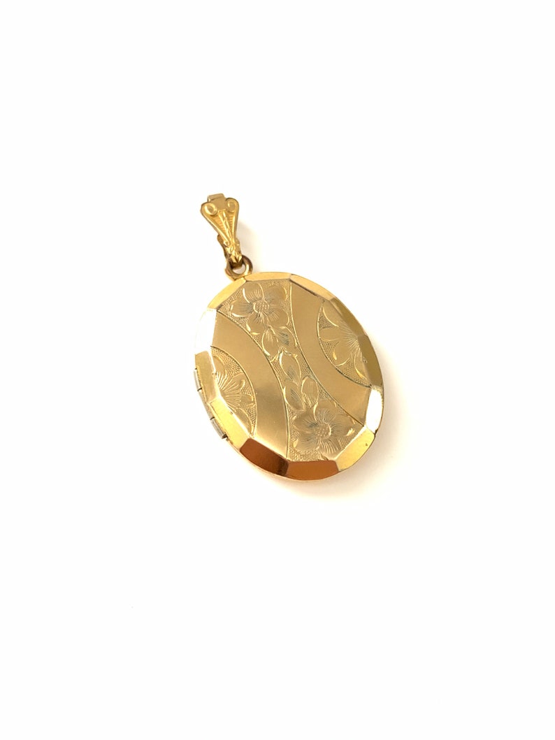 Beautiful Vintage Oval Gold Filled Locket with Fluted Floral Engravings