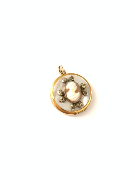 Beautiful Vintage Gold Filled Mother of Pearl Roun