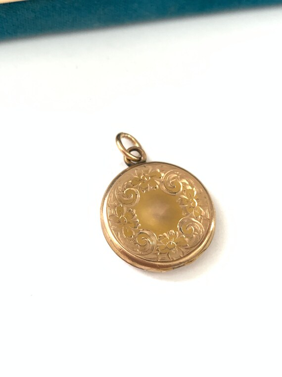 Vintage Petite Floral Medallion Locket Charm, Ant… - image 2