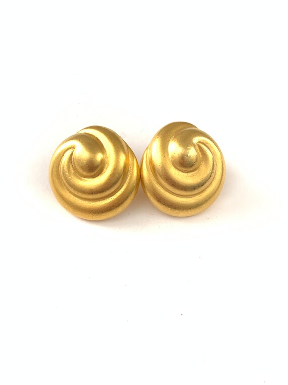 Gold swirl earrings deals