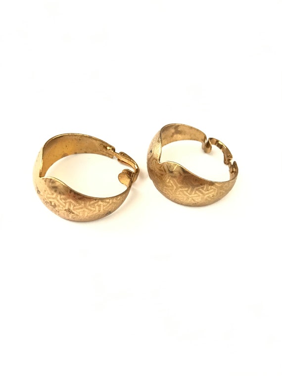 Vintage Egyptian Inspired Etched Geometric Hoop C… - image 4