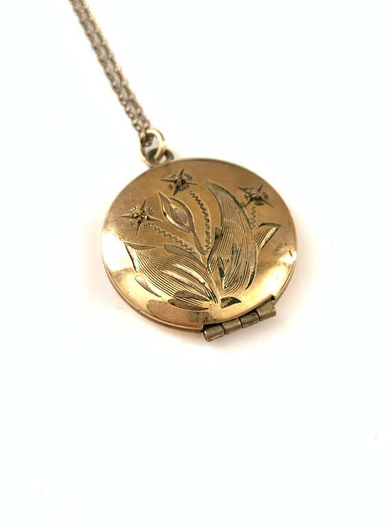 Beautiful Vintage Antique Etched Flower Locket Nec