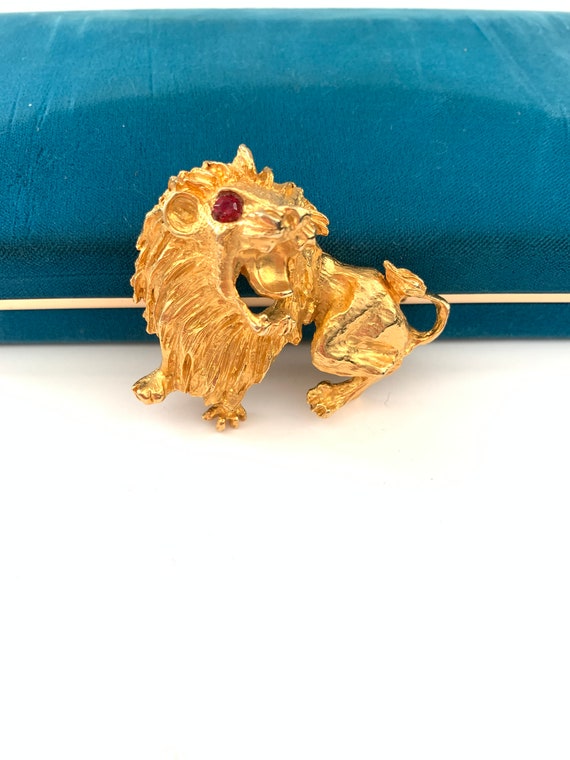 Large Vintage 1980s Gold Tone Lion Brooch - image 1