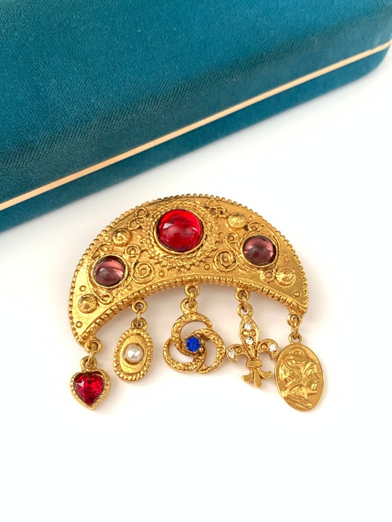 Vintage Etruscan Inspired Unsigned Goldette Charm 