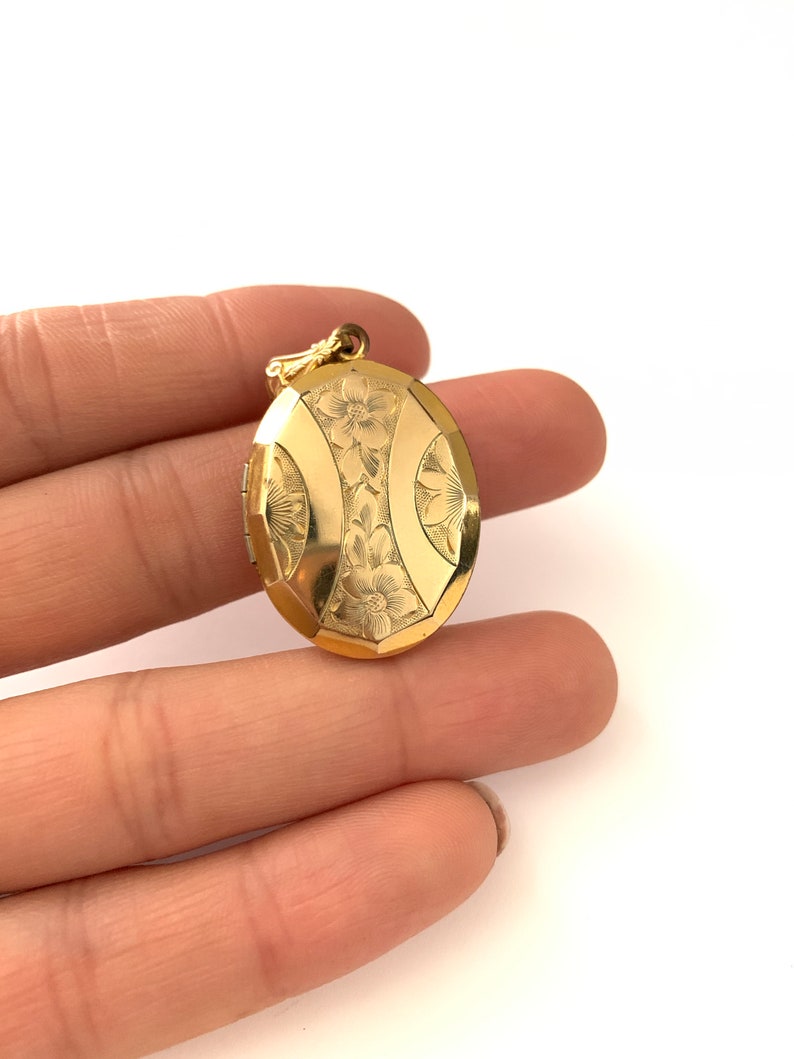 Beautiful Vintage Oval Gold Filled Locket with Fluted Floral Engravings
