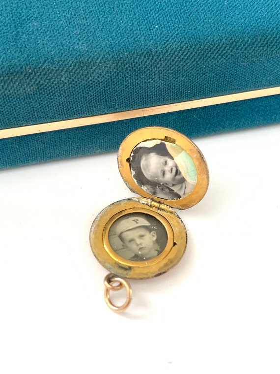 Vintage Petite Floral Medallion Locket Charm, Ant… - image 3