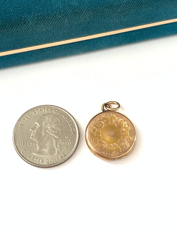 Vintage Petite Floral Medallion Locket Charm, Ant… - image 5