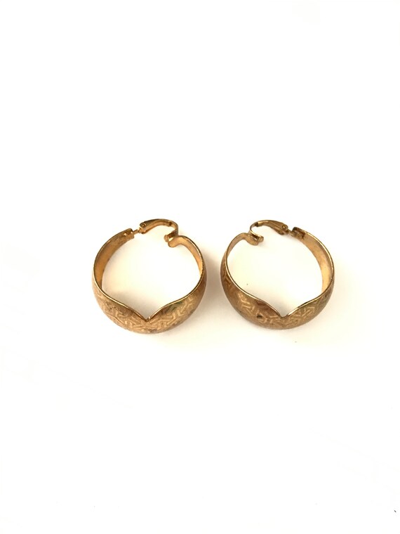 Vintage Egyptian Inspired Etched Geometric Hoop C… - image 3