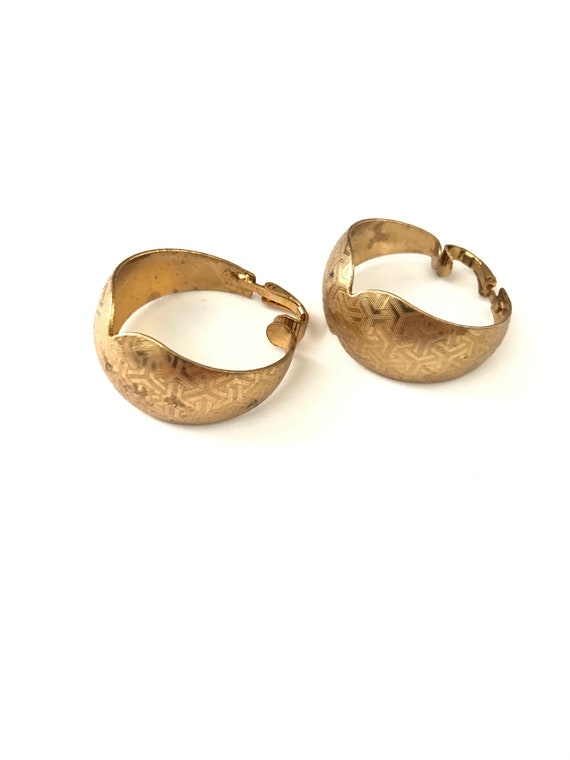 Vintage Egyptian Inspired Etched Geometric Hoop C… - image 5