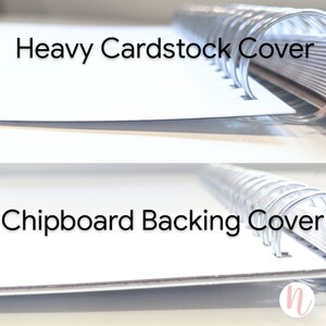 K&ouml;nnte beinhalten: Nahaufnahme eines spiralgebundenen Notizbuchs mit einem schweren Kartonumschlag und einem R&uuml;cken aus Spanplatte. Der Text "Heavy Cardstock Cover" und "Chipboard Backing Cover" ist auf dem Bild zu sehen.