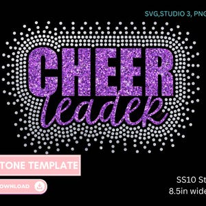 Pode incluir: Em um fundo preto, as palavras "CHEER LEADER" em texto com glitter roxo, rodeadas por uma borda pontilhada. O texto "RHINESTONE TEMPLATE" está em um retângulo rosa. O design tem 21,59 cm de largura por 14,43 cm.