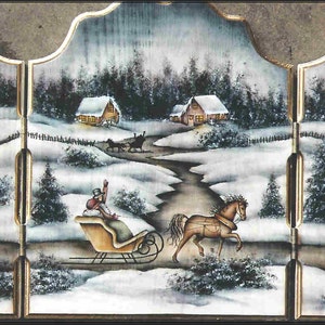 Może przedstawiać: Malowidło przedstawiające zimową scenę na drewnianym panelu, przedstawiające sanie ciągnięte przez konia z dwoma osobami jadącymi przez zasneżony las. Obraz jest podzielony na trzy sekcje, z pozłacanym obramowaniem wokół każdej sekcji. Obraz przedstawia dwa małe domki w tle, z zasneżonymi drzewami i krętym szlakiem prowadzącym do sań.