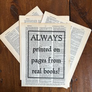 Pode incluir: Uma imagem preto e branco de uma pilha de livros antigos com o texto "ALWAYS printed on pages from real books!" sobreposto nas p&aacute;ginas.