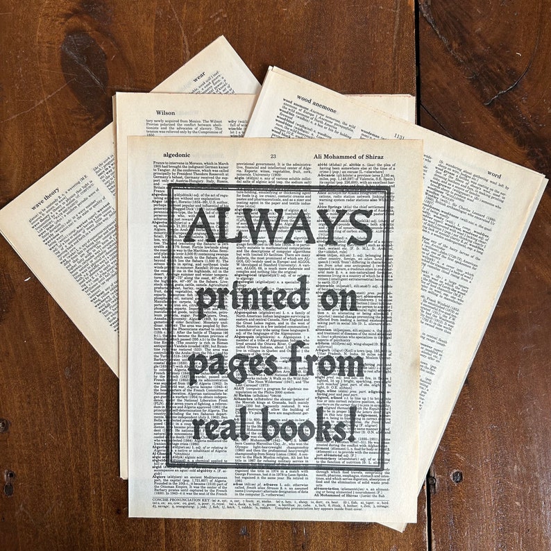 Pode incluir: Uma imagem preto e branco de uma pilha de livros antigos com o texto "ALWAYS printed on pages from real books!" sobreposto nas p&aacute;ginas.