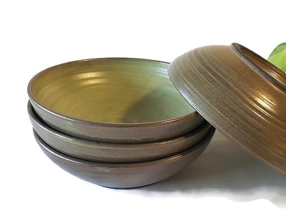 A set of 4, wheel-throwing Noodle Soup Bowls, Salad, Ramen, Poke Bowls (36 fl oz) in moss Green and Rustic Brown, Perfect for Everyday Use.