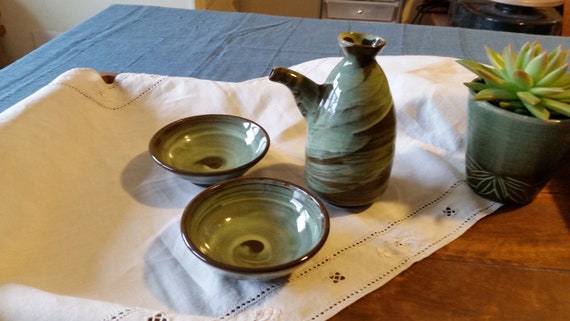 Gwiyal Buncheong Sake Bottle with cups/bowls. Handmade Olive Oil, Soy Sauce Dispenser Pottery Set with Natural Swirl Brush Design.
