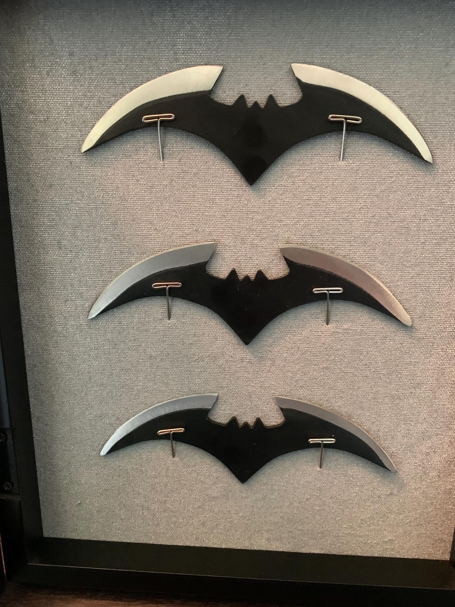 Emergency Batarangs Wall Mount Display - 3 Comic / Animated Style Black ...