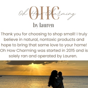 Peut inclure: L'image pr&eacute;sente le texte "Oh How Charming by Lauren" dans une police &eacute;l&eacute;gante. Le texte est accompagn&eacute; d'un message remerciant les clients de soutenir les petites entreprises et de promouvoir des produits naturels et non toxiques. Une silhouette d'une m&egrave;re et d'un enfant est visible en bas.