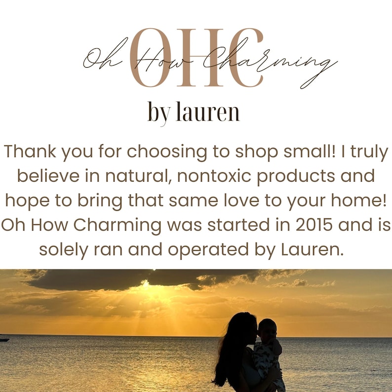 Peut inclure: L'image pr&eacute;sente le texte "Oh How Charming by Lauren" dans une police &eacute;l&eacute;gante. Le texte est accompagn&eacute; d'un message remerciant les clients de soutenir les petites entreprises et de promouvoir des produits naturels et non toxiques. Une silhouette d'une m&egrave;re et d'un enfant est visible en bas.