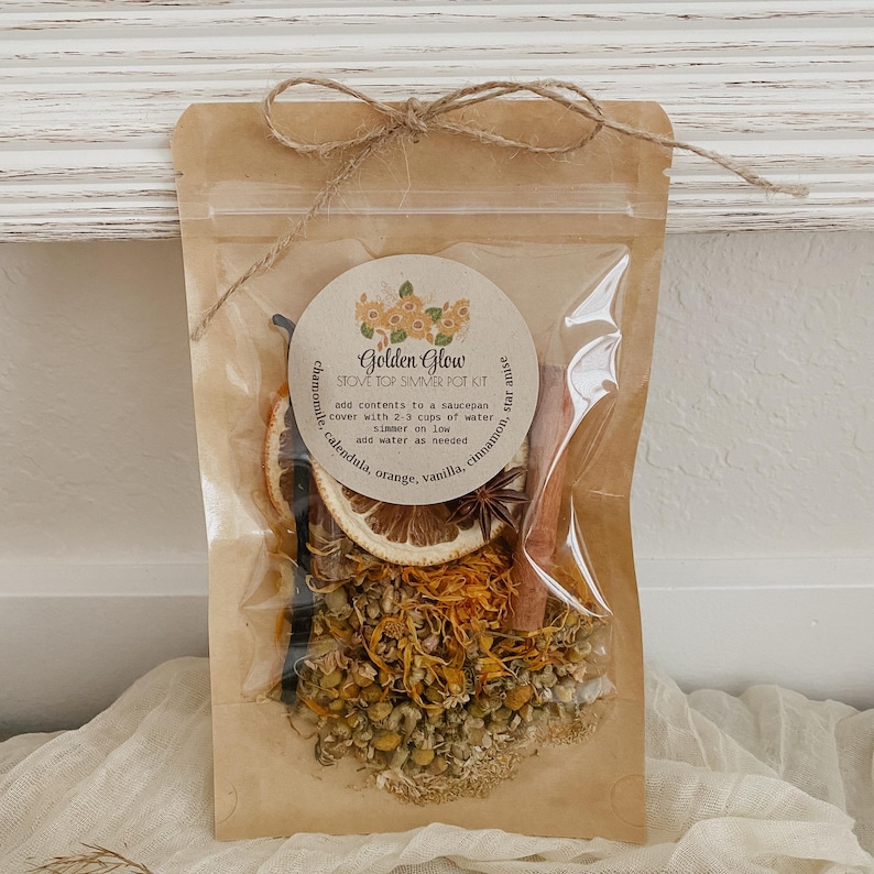 Peut inclure: Un sachet transparent avec une ficelle, contenant un kit pour pot-pourri pour cuisini&egrave;re. Le kit comprend de la camomille s&eacute;ch&eacute;e, du calendula, des tranches d'orange, de la vanille, des b&acirc;tons de cannelle et de la badiane. L'&eacute;tiquette indique "Golden Glow".