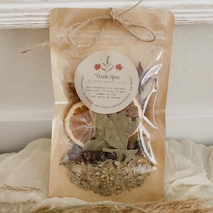 Peut inclure: Un sac en cellophane transparent, nou&eacute; avec de la ficelle, contenant un kit de pot-pourri Forest Spice pour cuisini&egrave;re. Le kit comprend du romarin s&eacute;ch&eacute;, de l'eucalyptus, des feuilles de laurier, des baies de geni&egrave;vre, de la badiane et une tranche d'orange s&eacute;ch&eacute;e. L'&eacute;tiquette indique "Forest Spice".