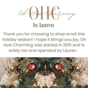 Puede incluir: Primer plano de un &aacute;rbol de Navidad decorado con adornos rojos y una pieza decorativa dorada. El texto "Oh How Charming by lauren" se muestra sobre el &aacute;rbol.