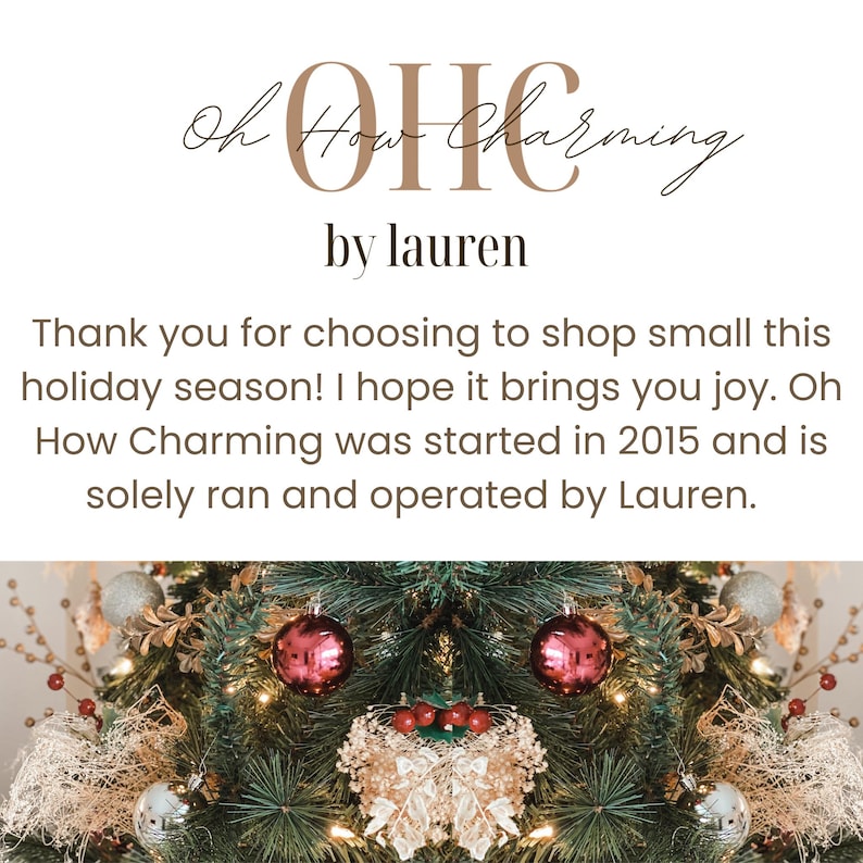 Puede incluir: Primer plano de un &aacute;rbol de Navidad decorado con adornos rojos y una pieza decorativa dorada. El texto "Oh How Charming by lauren" se muestra sobre el &aacute;rbol.