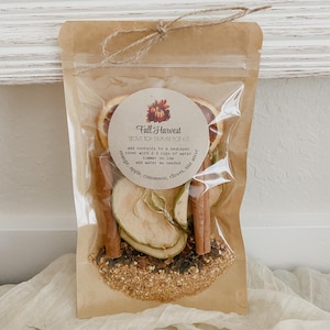 Peut inclure: Un sac en cellophane transparent, nou&eacute; avec de la ficelle, contenant un kit de pot-pourri pour cuisini&egrave;re Fall Harvest. Le kit comprend des tranches d'orange s&eacute;ch&eacute;es, des tranches de pomme, des b&acirc;tons de cannelle et de l'anis &eacute;toil&eacute;.