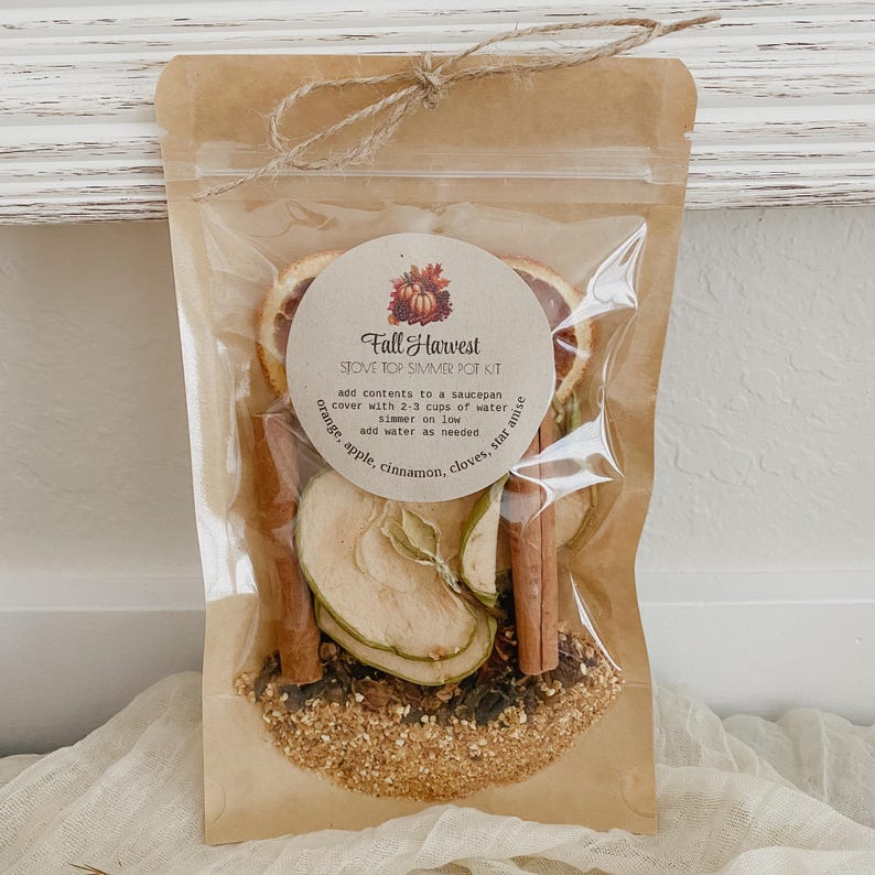 Peut inclure: Un sac en cellophane transparent, nou&eacute; avec de la ficelle, contenant un kit de pot-pourri pour cuisini&egrave;re Fall Harvest. Le kit comprend des tranches d'orange s&eacute;ch&eacute;es, des tranches de pomme, des b&acirc;tons de cannelle et de l'anis &eacute;toil&eacute;.
