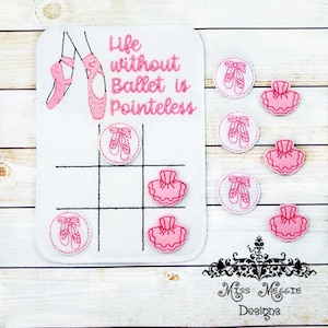 以下が含まれることがあります： ピンクのバレリーナのデザインと「Life without Ballet is Pointless」というテキストが書かれた白いフェルトボード。ボードには、ピンクのバレエシューズとチュチュを使ってゲームピースとして使用できる三目並べのグリッドがあります。