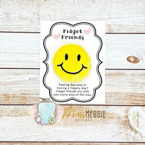 Peut inclure: Une carte avec le texte "Fidget Friends" et un smiley jaune. La carte comprend également le texte "Feeling Nervous or having a fidgety day? Fidget friends are with you every step of the way."