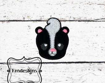 Archivo del diseño de bordado Digital de Woodland Skunk Feltie ITH