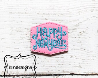 Puede incluir: Parche de fieltro rosa con un diseño bordado en azul que dice "Happy New Year".