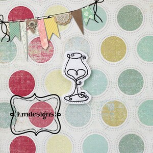 Może przedstawiać: Biała kieliszek do wina z czarnym obramowaniem i sercem w kształcie misy, na białym tle z wzorem w kropki w odcieniach czerwieni, żółci, błękitu i zieleni. Obraz zawiera również baner z kolorowymi kawałkami tkaniny i tekstem "kmdesigns".