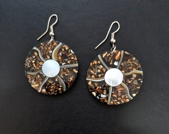 Modern Drop Earrings, Acrylic Disc Dangle Earrings, with White and Brown Color Tones, Mother of Pearl Central Disc, Dangle Earrings, 523