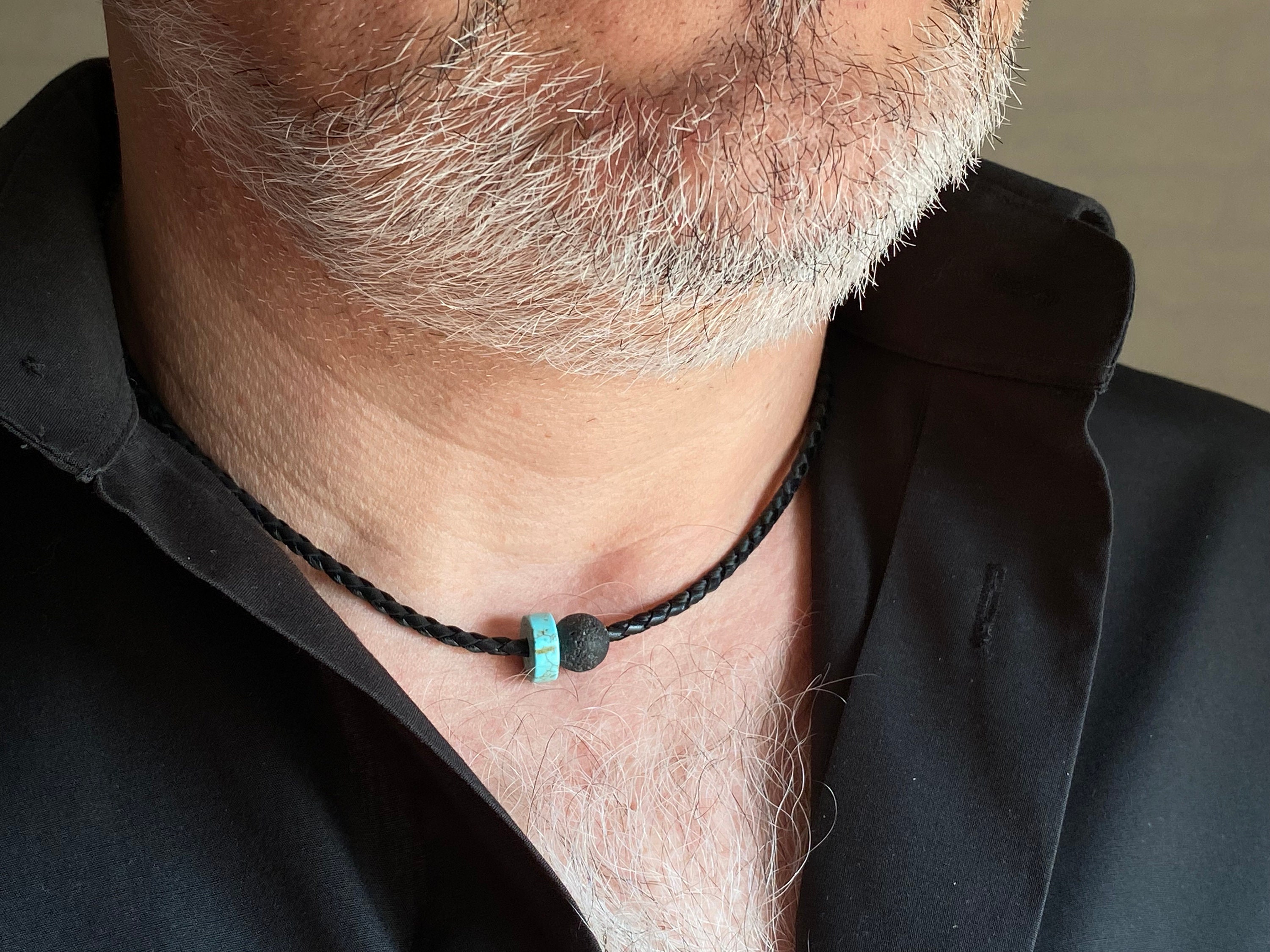 男性にも女性にも使えるスタイリッシュなミニマリストチョーカー