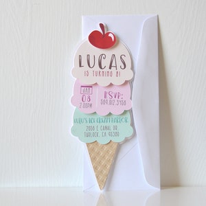 Puede incluir: Una invitaci&oacute;n de cumplea&ntilde;os de cono de helado colorido con el nombre Lucas y el texto "Is turning 8!" La invitaci&oacute;n incluye la fecha, la hora, la informaci&oacute;n de RSVP y la ubicaci&oacute;n de la fiesta en Lulu's Ice Cream Parlor.
