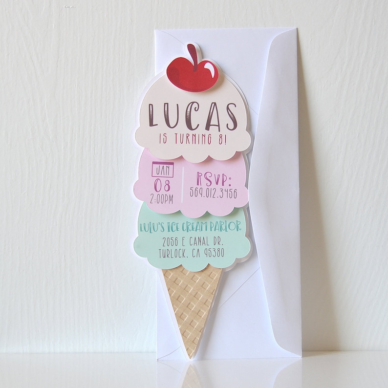 Puede incluir: Una invitaci&oacute;n de cumplea&ntilde;os de cono de helado colorido con el nombre Lucas y el texto "Is turning 8!" La invitaci&oacute;n incluye la fecha, la hora, la informaci&oacute;n de RSVP y la ubicaci&oacute;n de la fiesta en Lulu's Ice Cream Parlor.