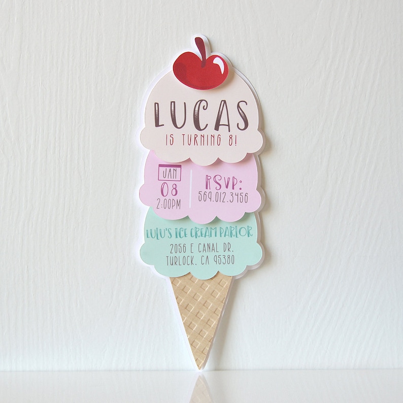 Puede incluir: Una invitaci&oacute;n de cumplea&ntilde;os con forma de cono de helado para el octavo cumplea&ntilde;os de Lucas. La invitaci&oacute;n presenta una cereza roja en la parte superior de un cono de helado de tres bolas con el texto "Lucas cumple 8 a&ntilde;os!" La invitaci&oacute;n incluye la fecha, la hora, la informaci&oacute;n de RSVP y la ubicaci&oacute;n de la fiesta en Lulu's Ice Cream Parlor.