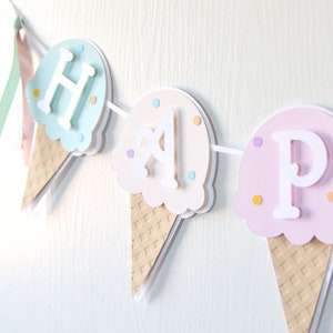 Bannière anniversaire crème glacée : une jolie guirlande de fête personnalisée pour les fêtes et les baby showers, réalisée dans des tons pastel avec des cônes en relief - LRD021D