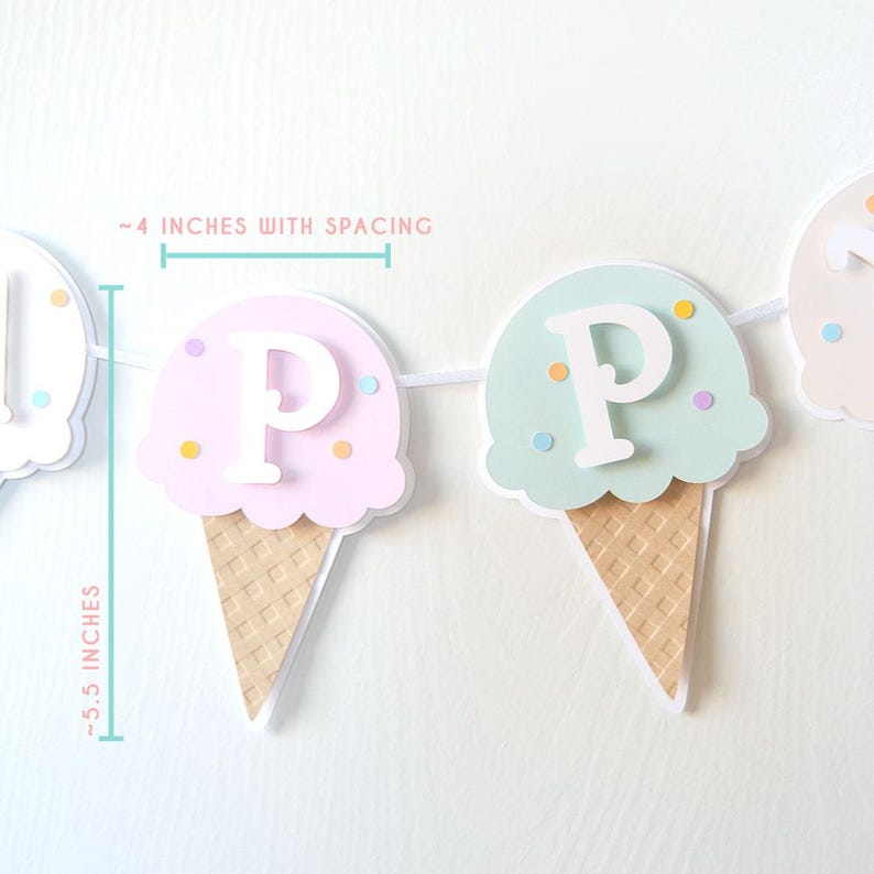 Op de afbeelding: Een pastelkleurig ijshoorntje-banner met de letters "P" en "I" in wit. De banner is ongeveer 10 cm breed en 14 cm hoog.